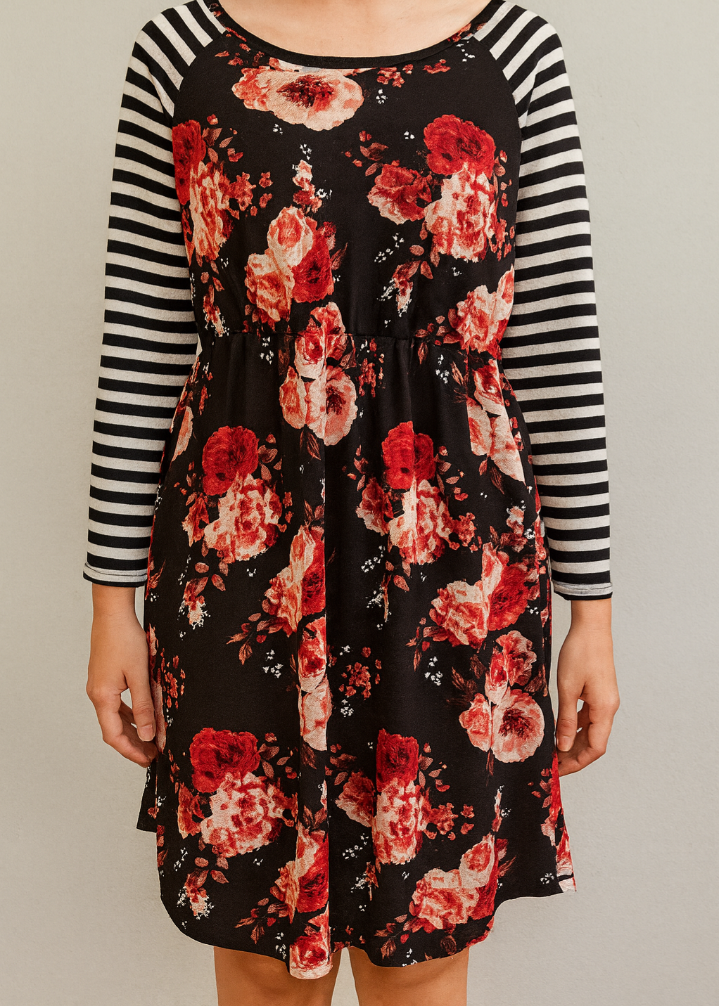 Robe noire avec fleurs et rayée