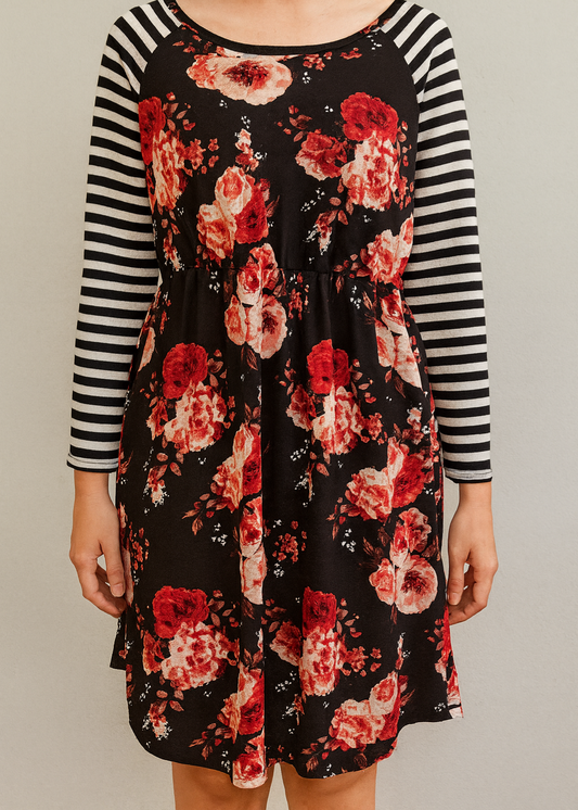 Robe noire avec fleurs et rayée