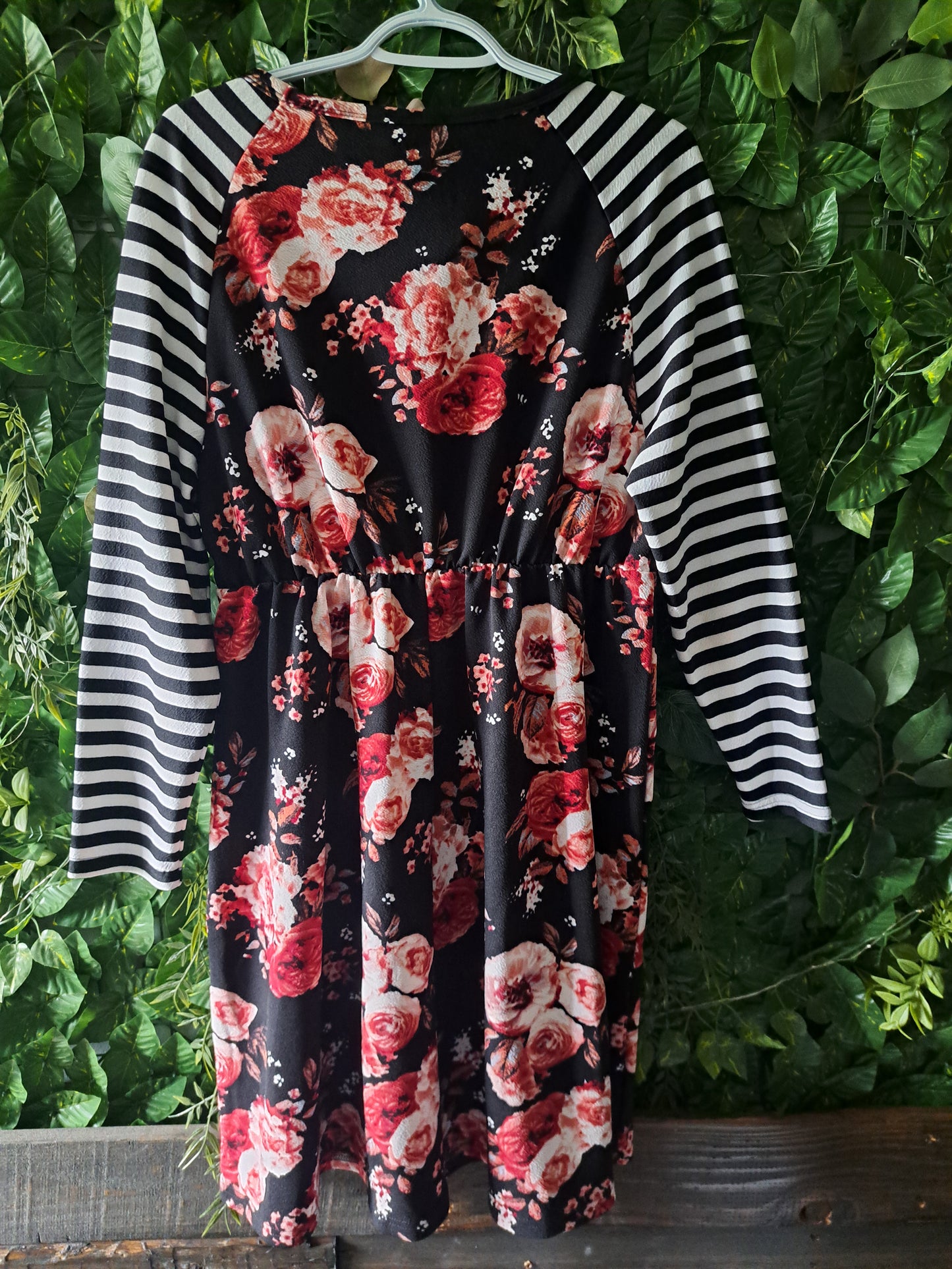 Robe noire avec fleurs et rayée