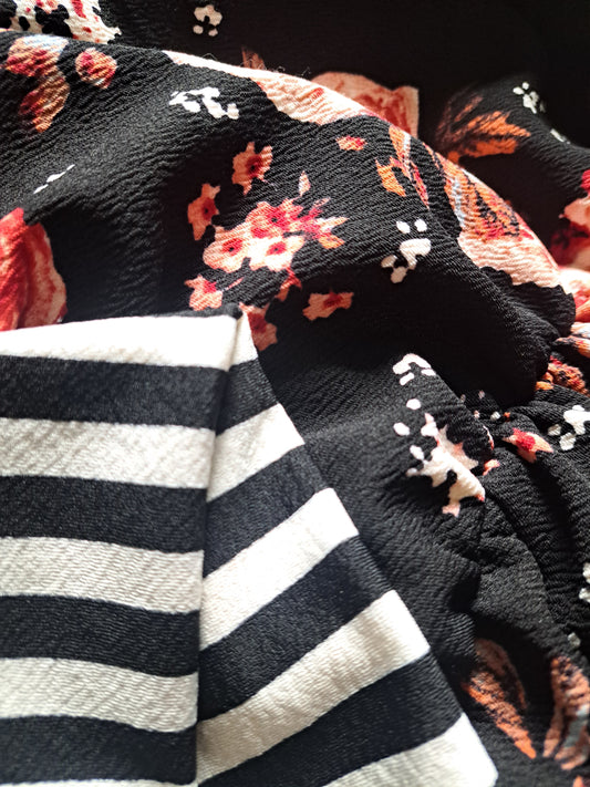 Robe noire avec fleurs et rayée