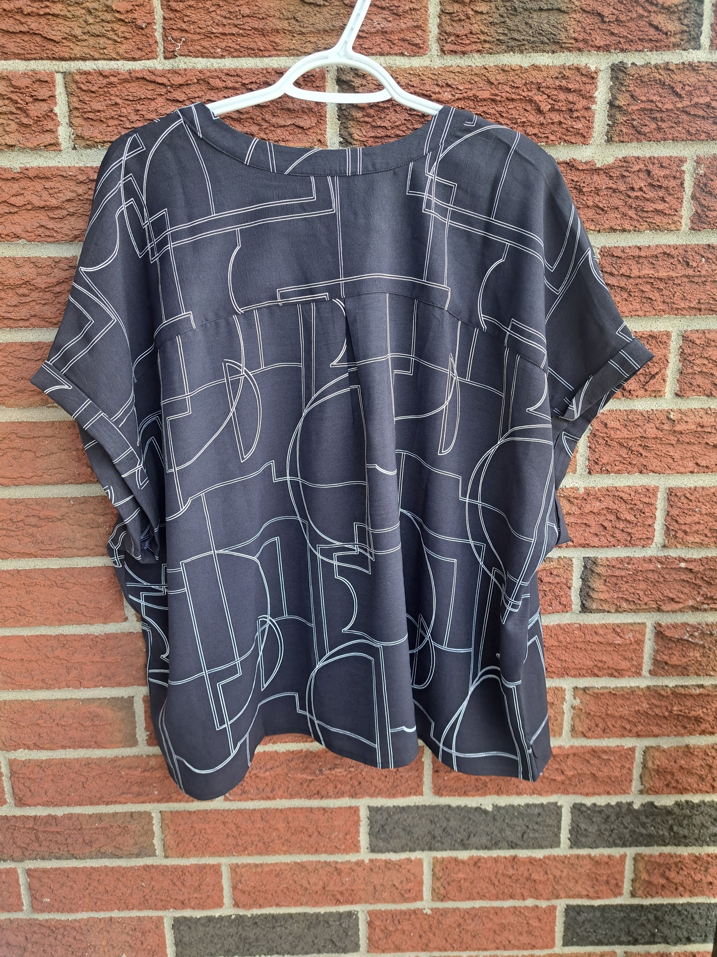 Chemise noire et blanche à manches courtes