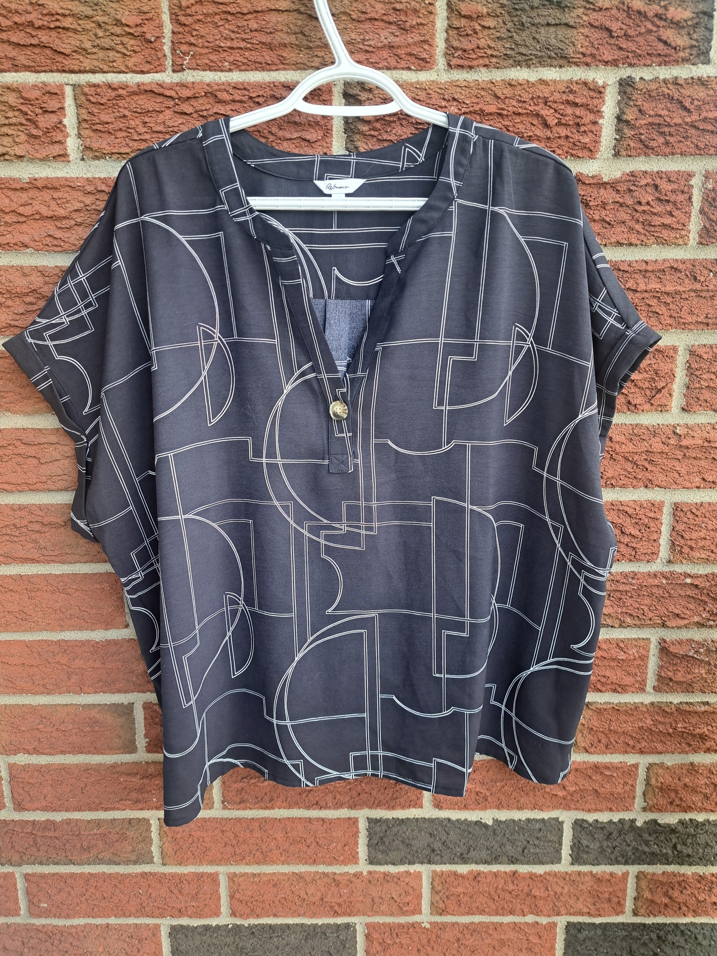 Chemise noire et blanche à manches courtes