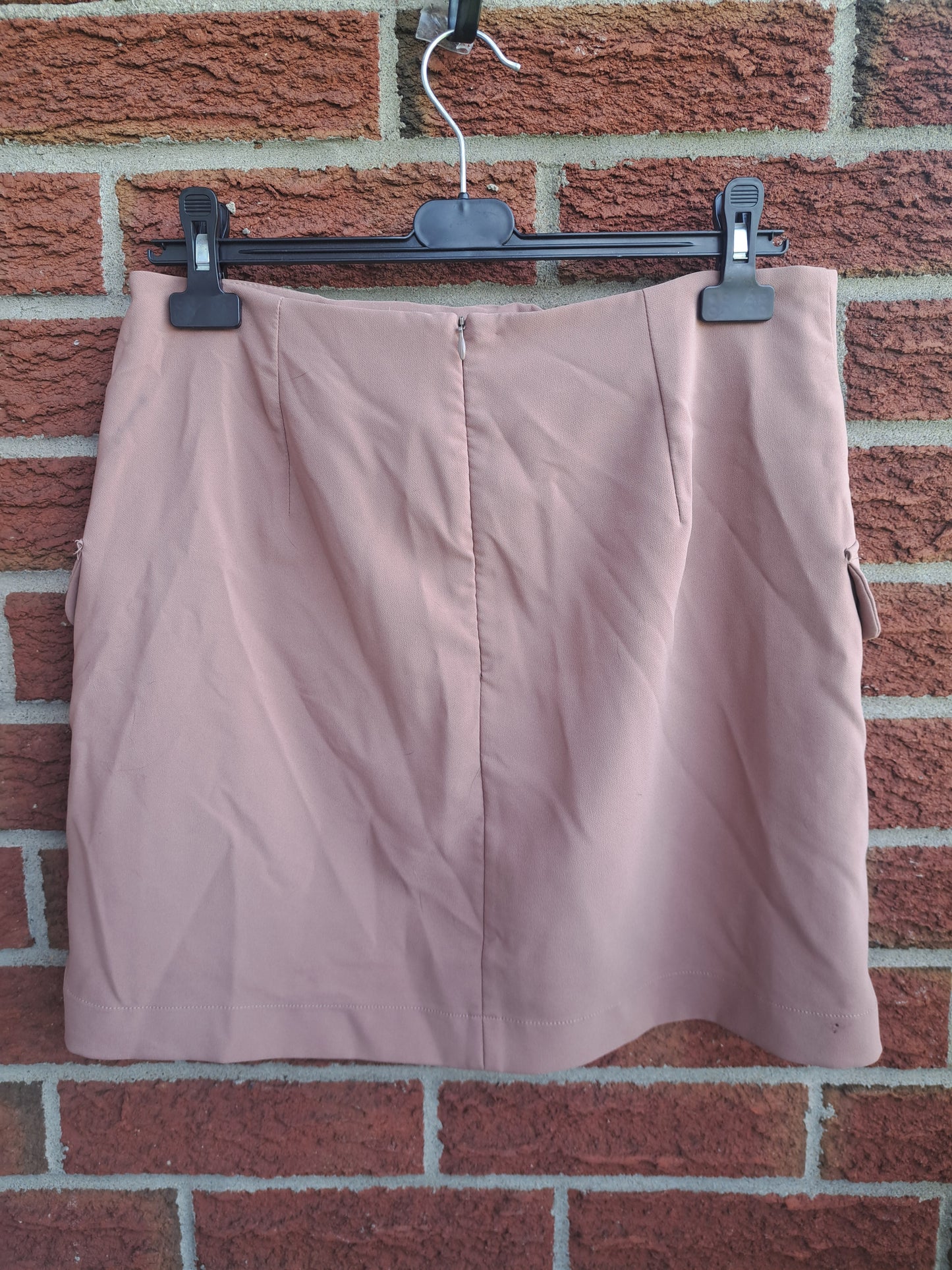 Jupe beige-rose avec boutons métalique