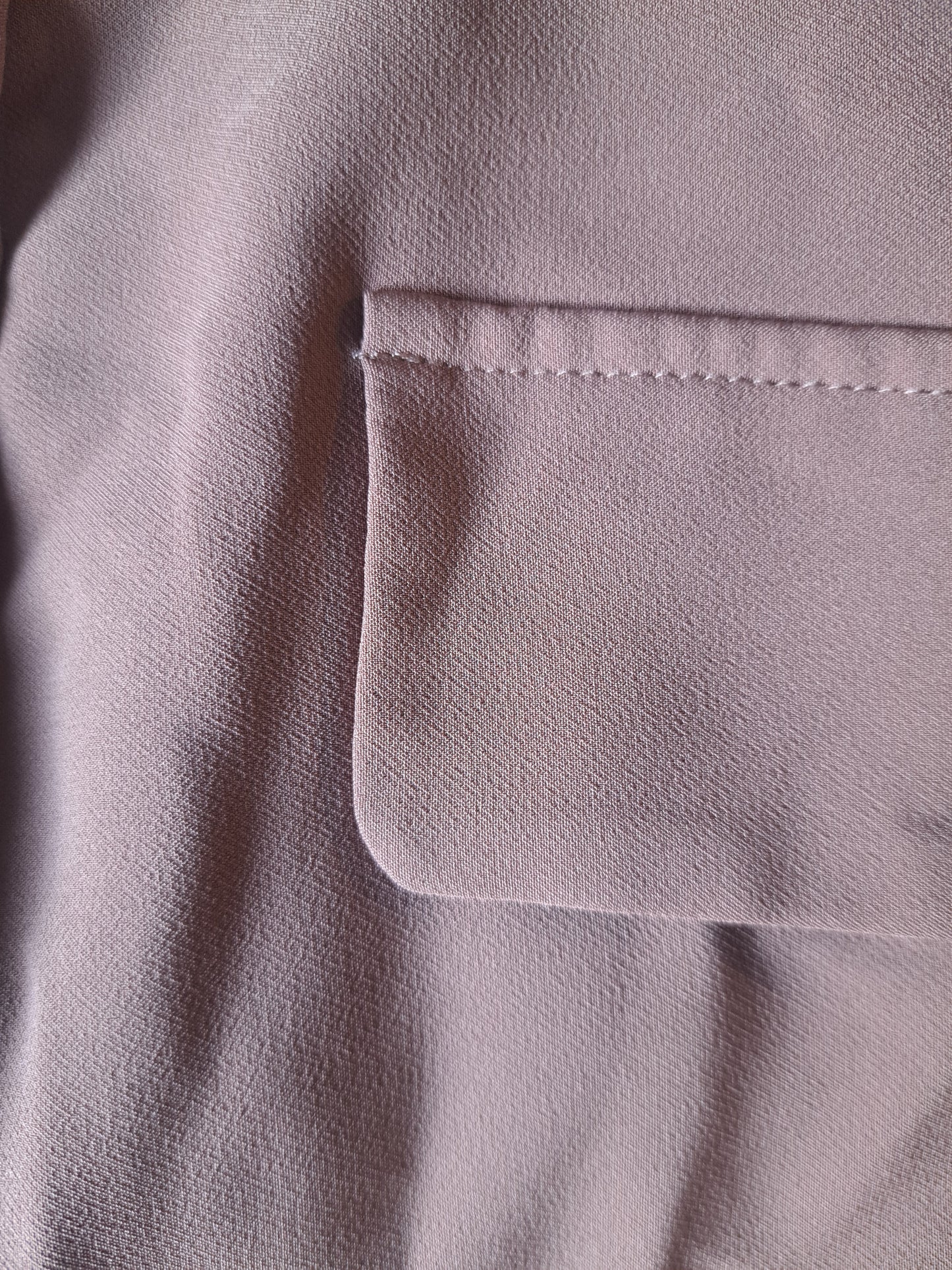 Jupe beige-rose avec boutons métalique