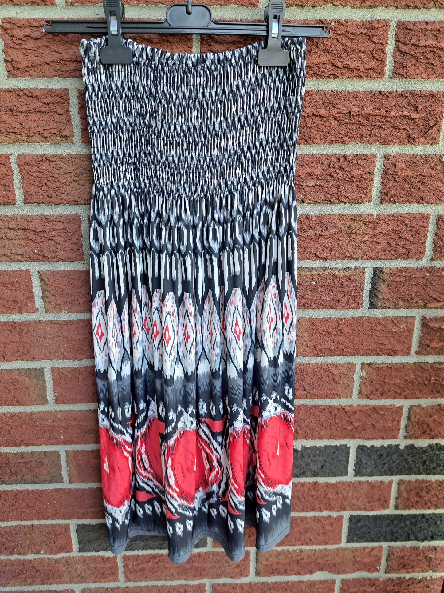 Robe tube noire blanche et rouge