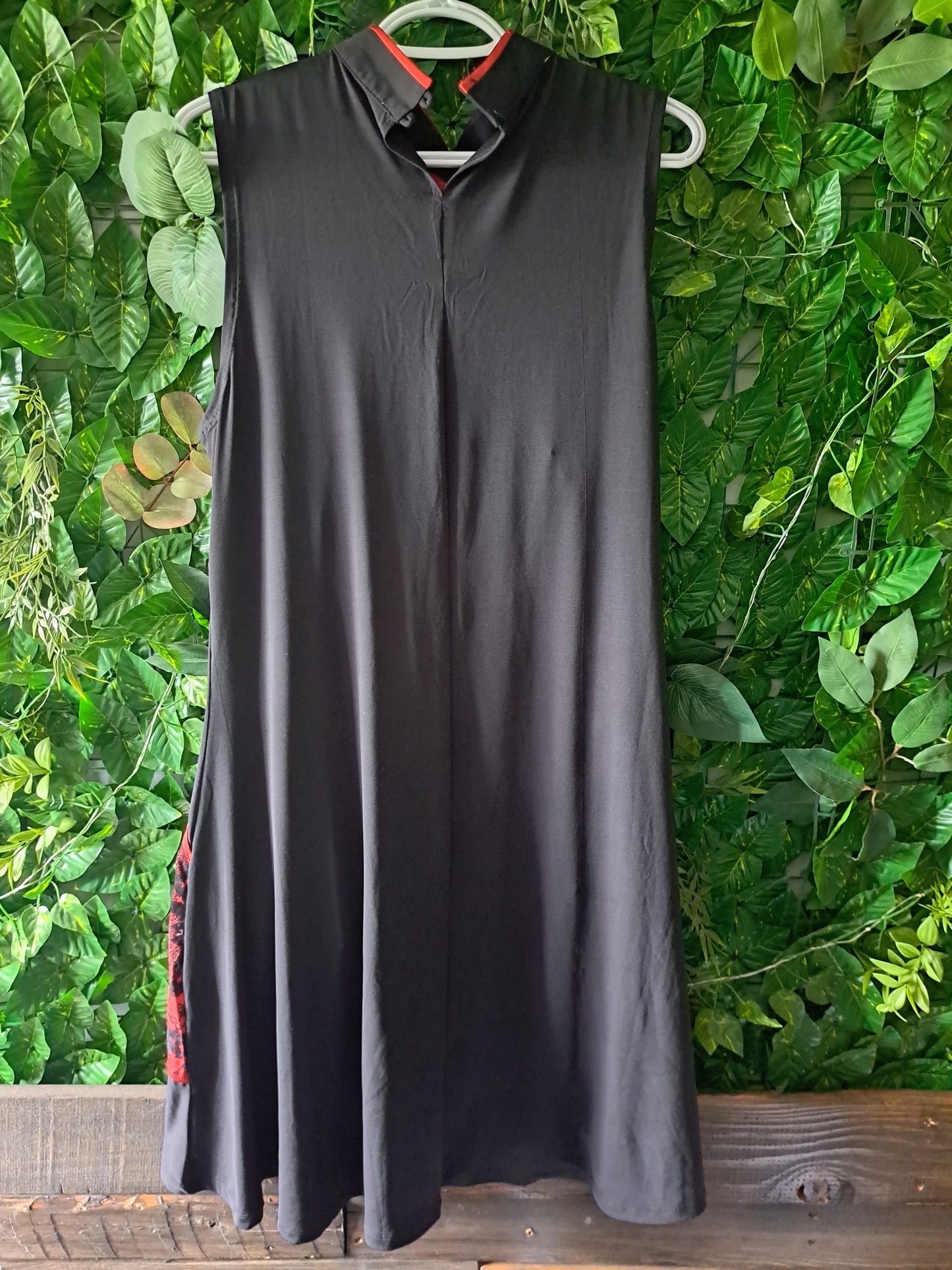 Robe noire avec motifs rouge *à réparer
