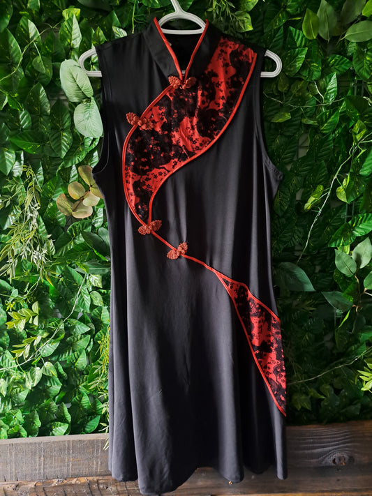 Robe noire avec motifs rouge *à réparer