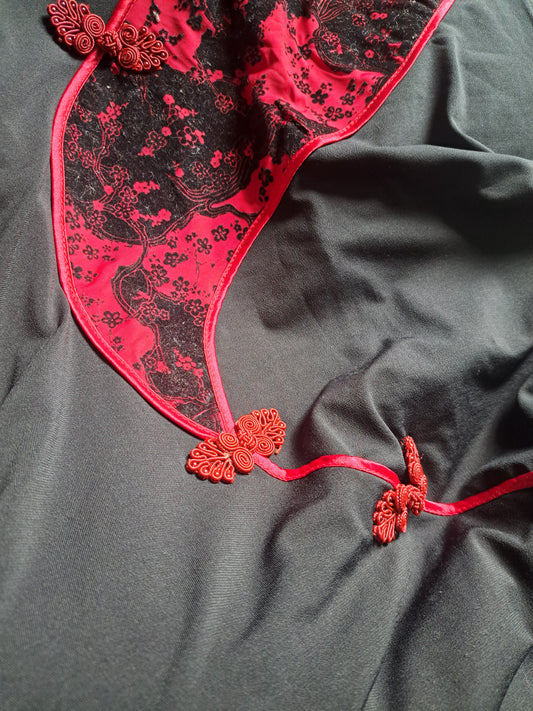 Robe noire avec motifs rouge *à réparer