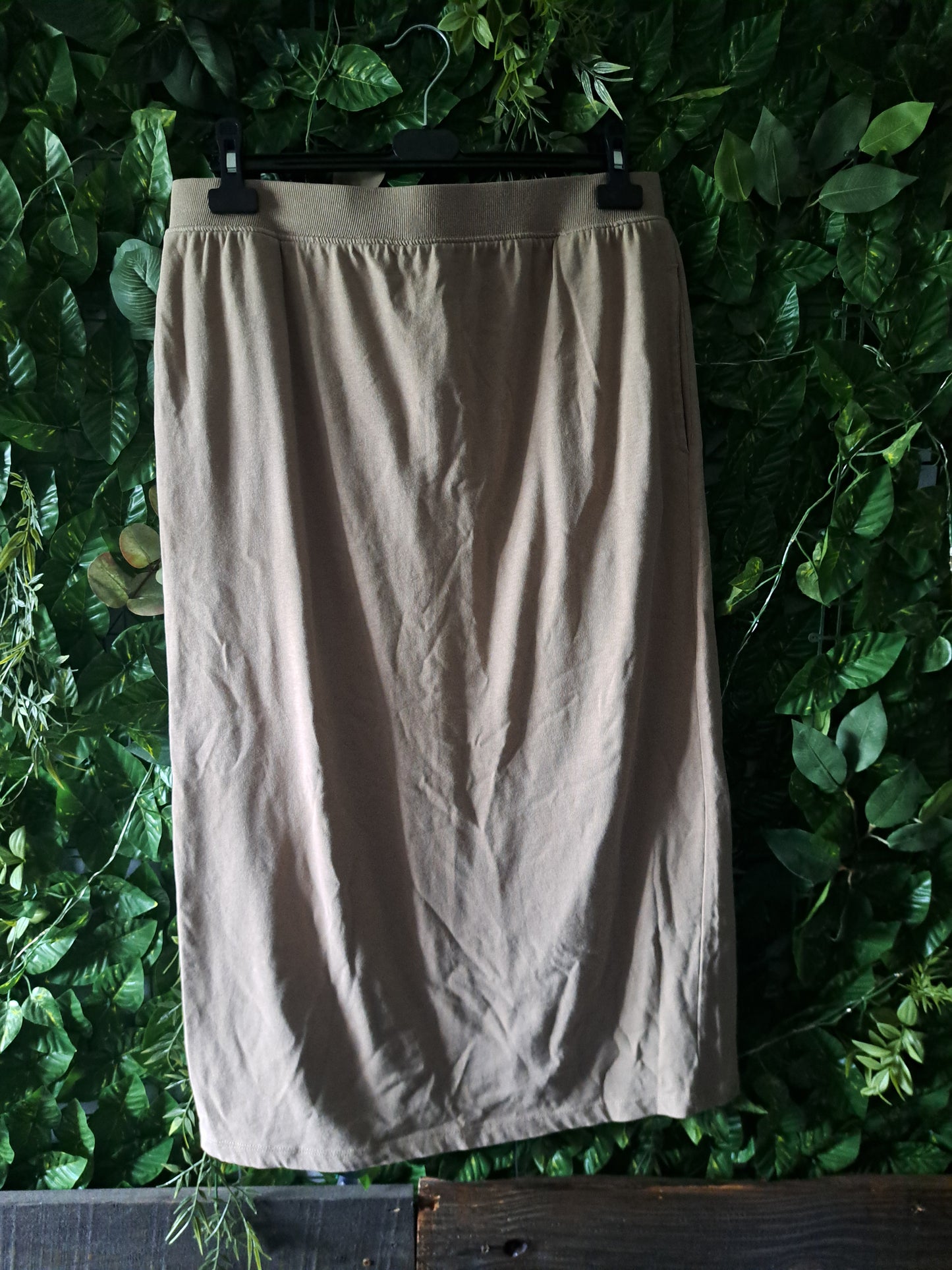 Jupe beige élastique avec fente dans le bas