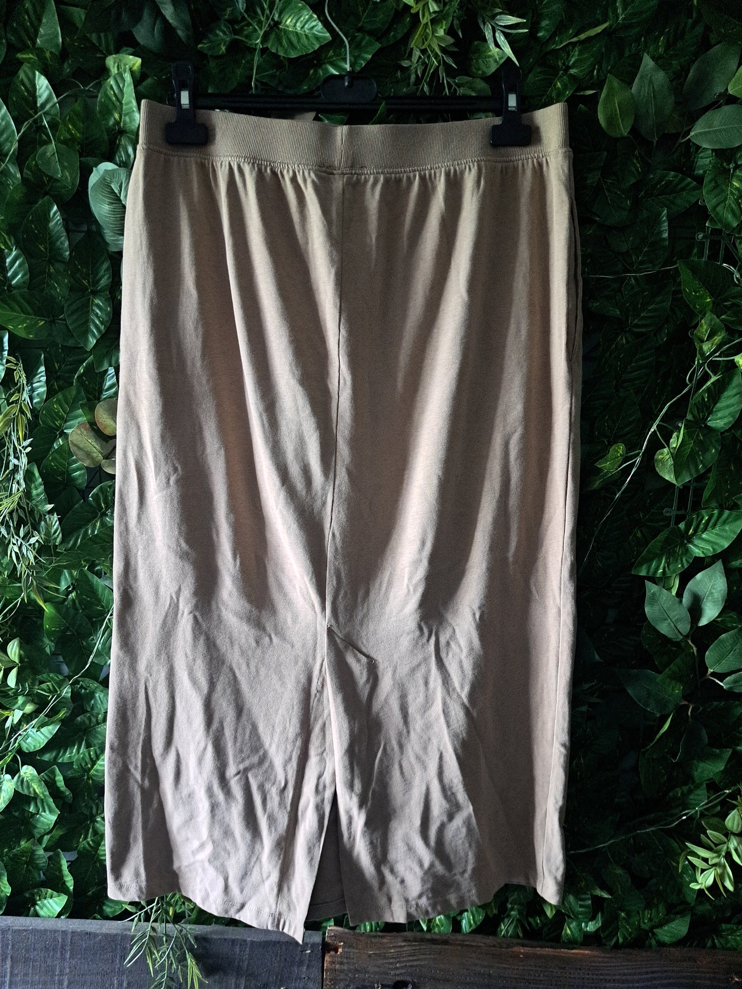 Jupe beige élastique avec fente dans le bas