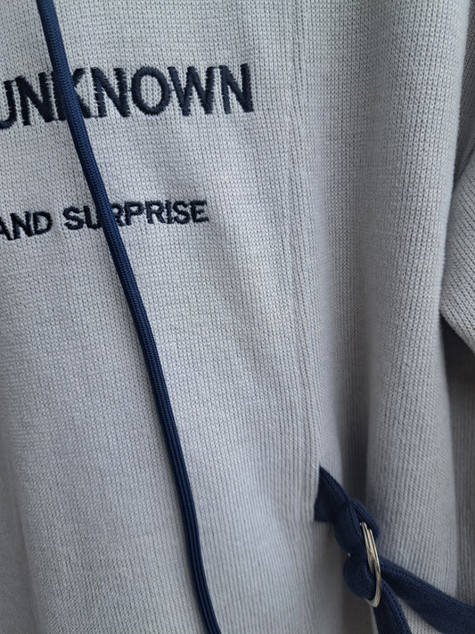 Robe grise et bleue avec capuchon