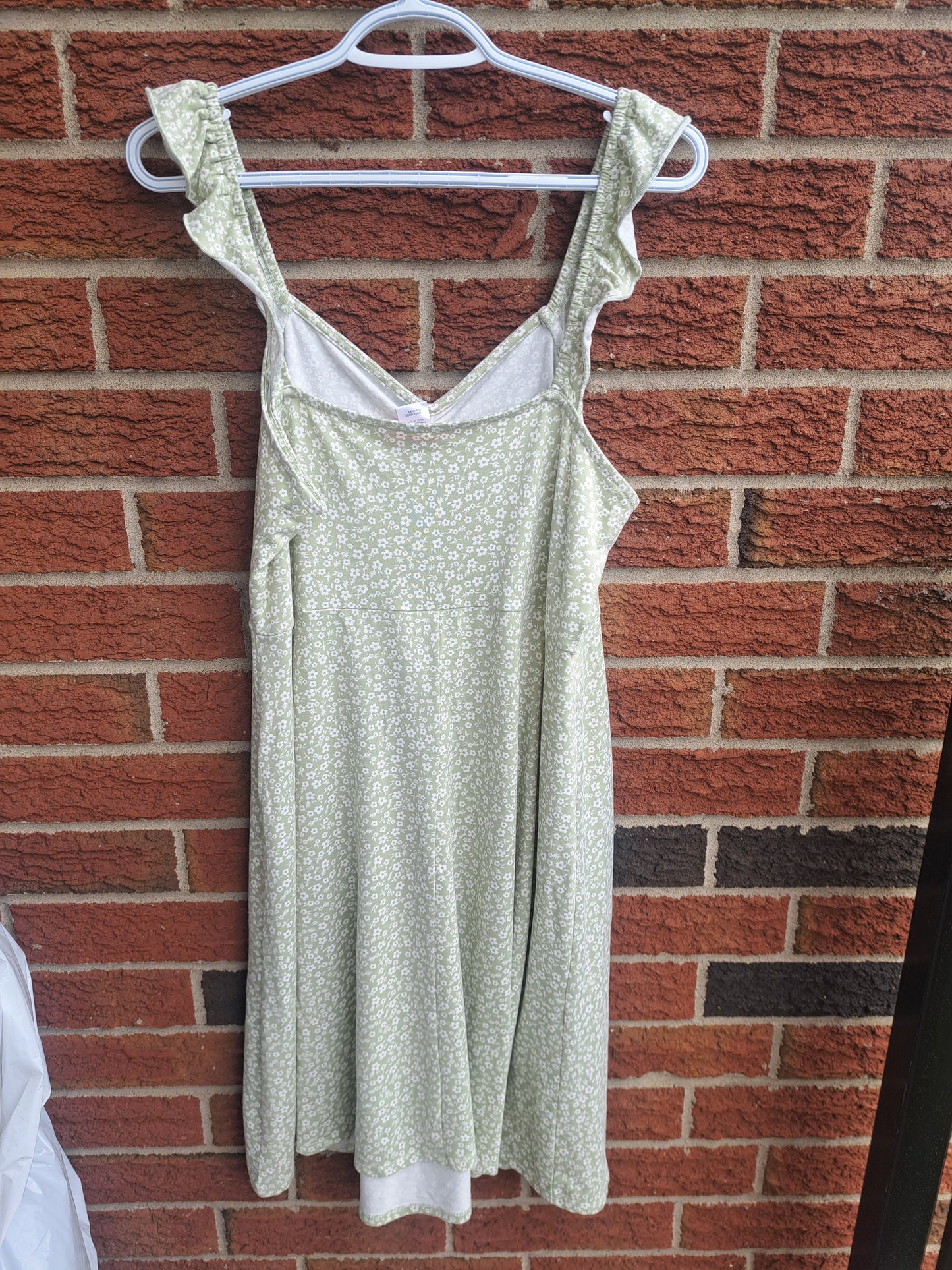Robe verte pâle et blanche sans manches