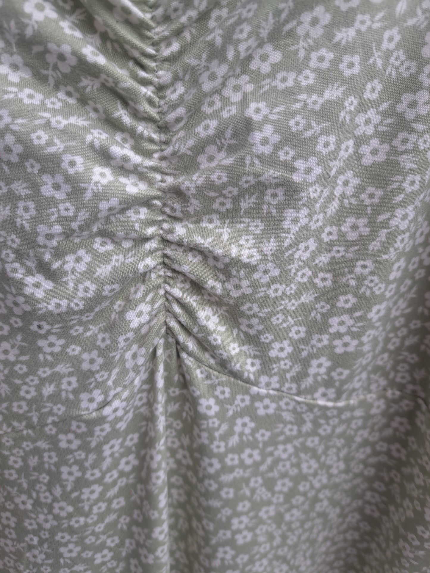 Robe verte pâle et blanche sans manches