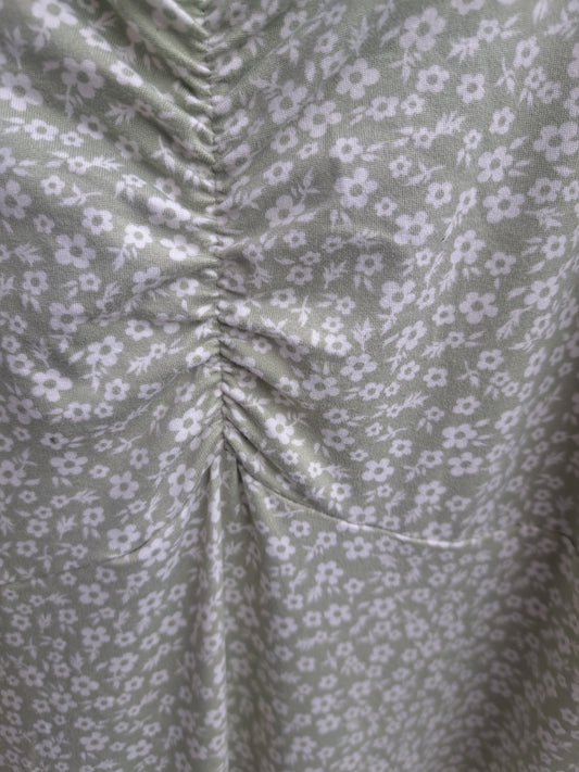 Robe verte pâle et blanche sans manches