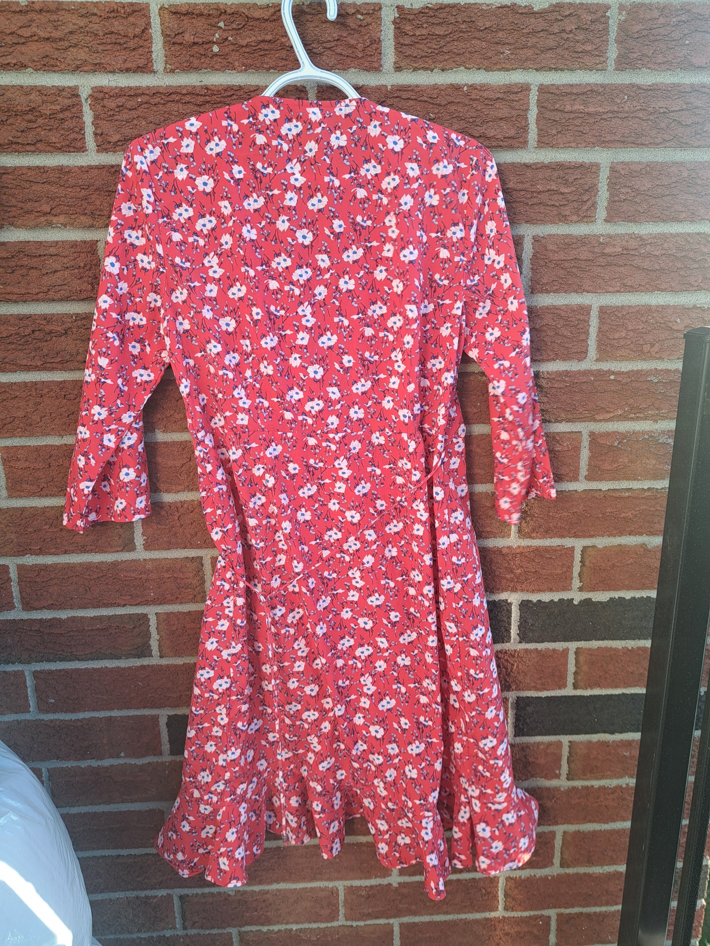 Robe fleurie rouge ajustable à la taille