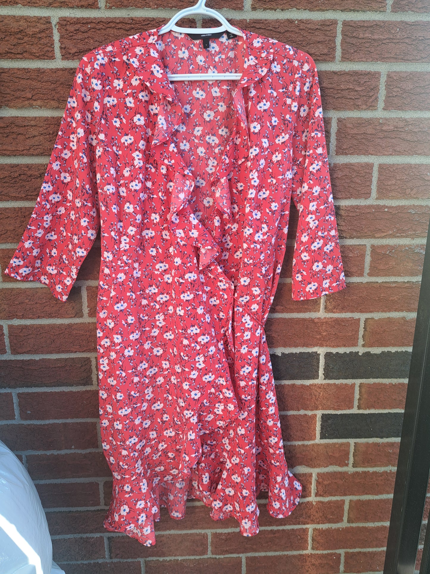 Robe fleurie rouge ajustable à la taille