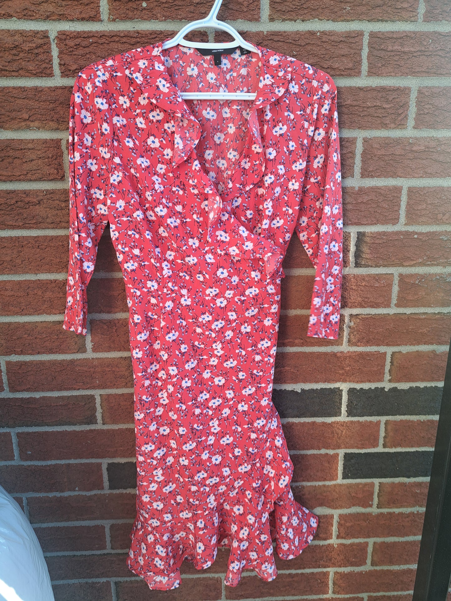 Robe fleurie rouge ajustable à la taille