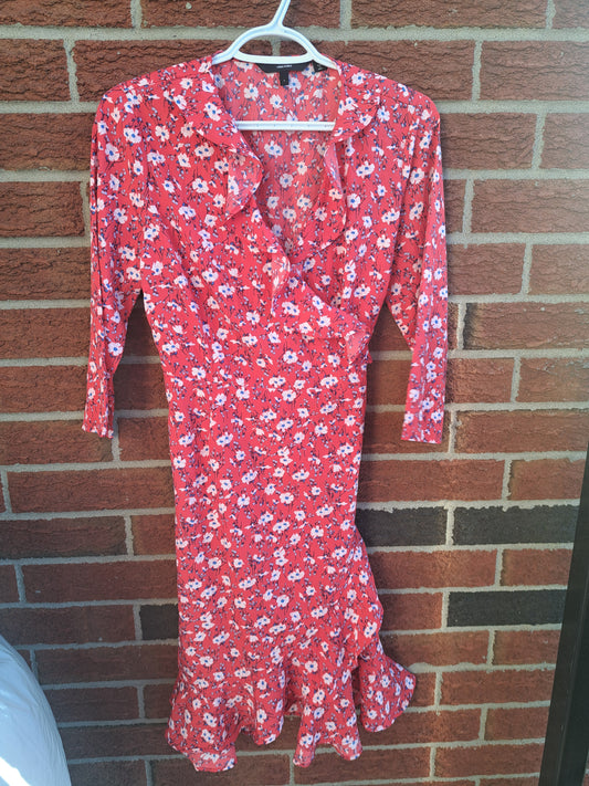 Robe fleurie rouge ajustable à la taille