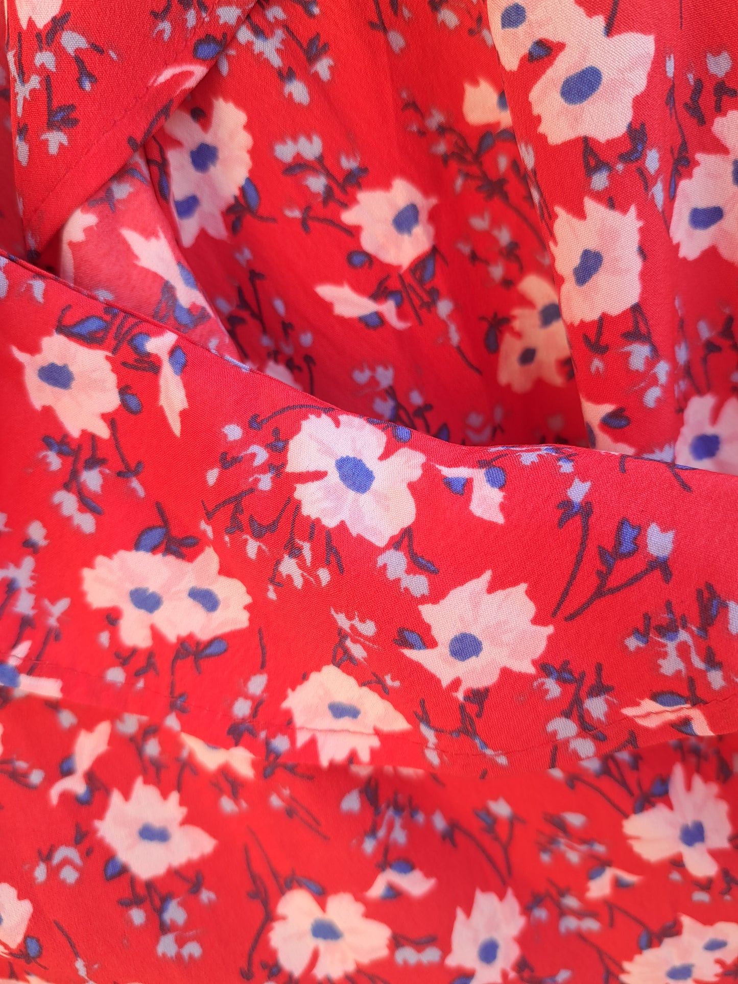 Robe fleurie rouge ajustable à la taille