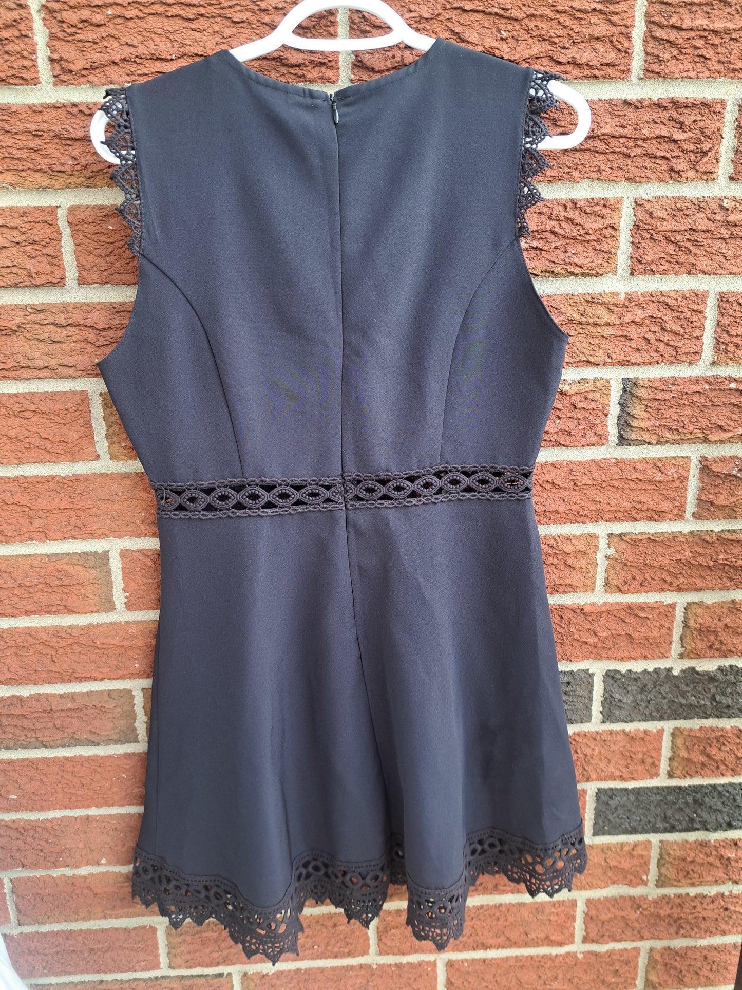 Robe noire sans manches avec dentelle