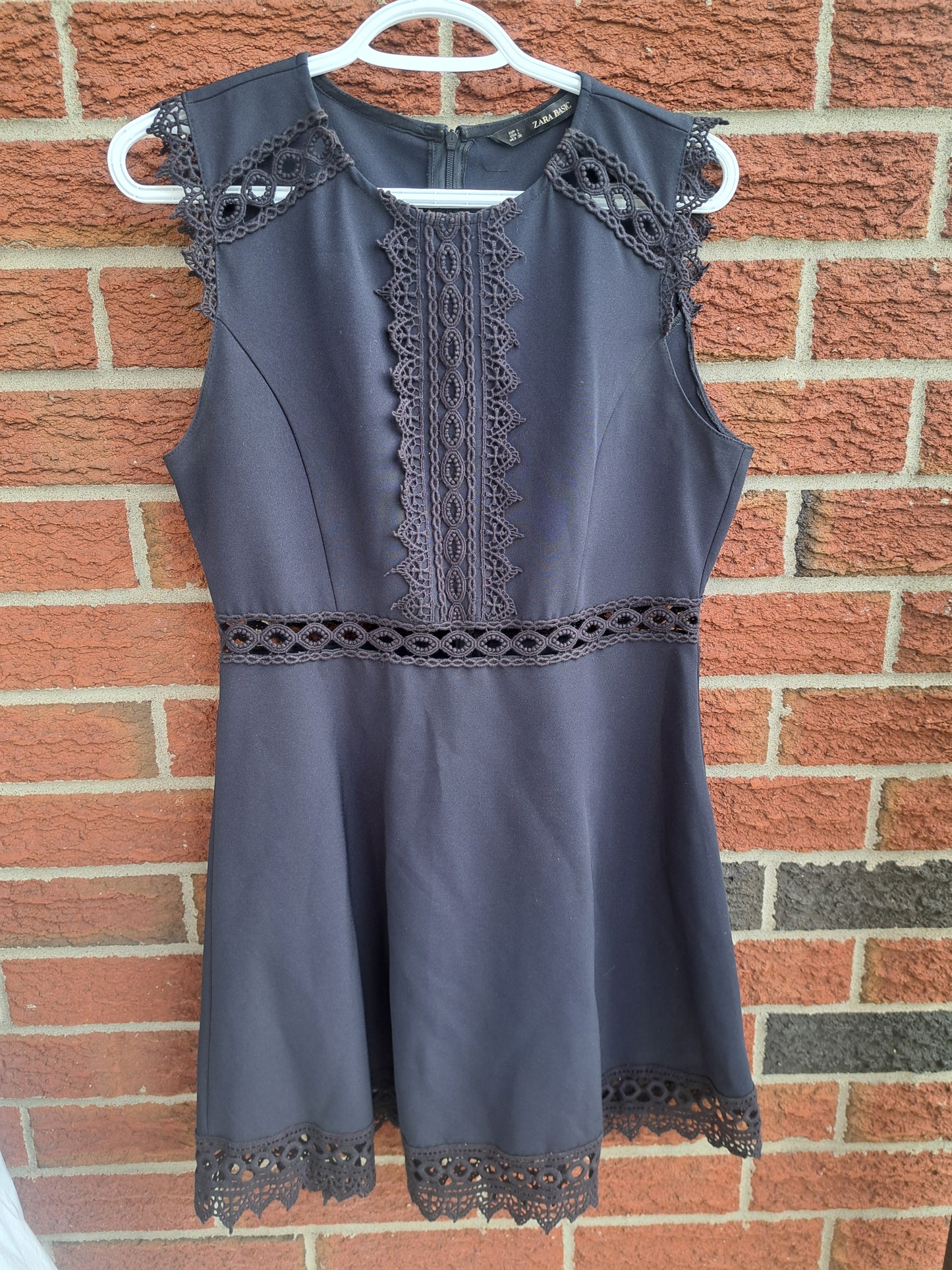 Robe noire sans manches avec dentelle