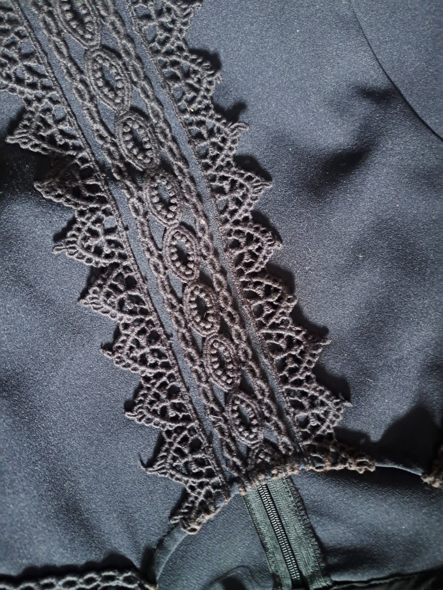 Robe noire sans manches avec dentelle