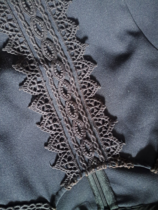 Robe noire sans manches avec dentelle