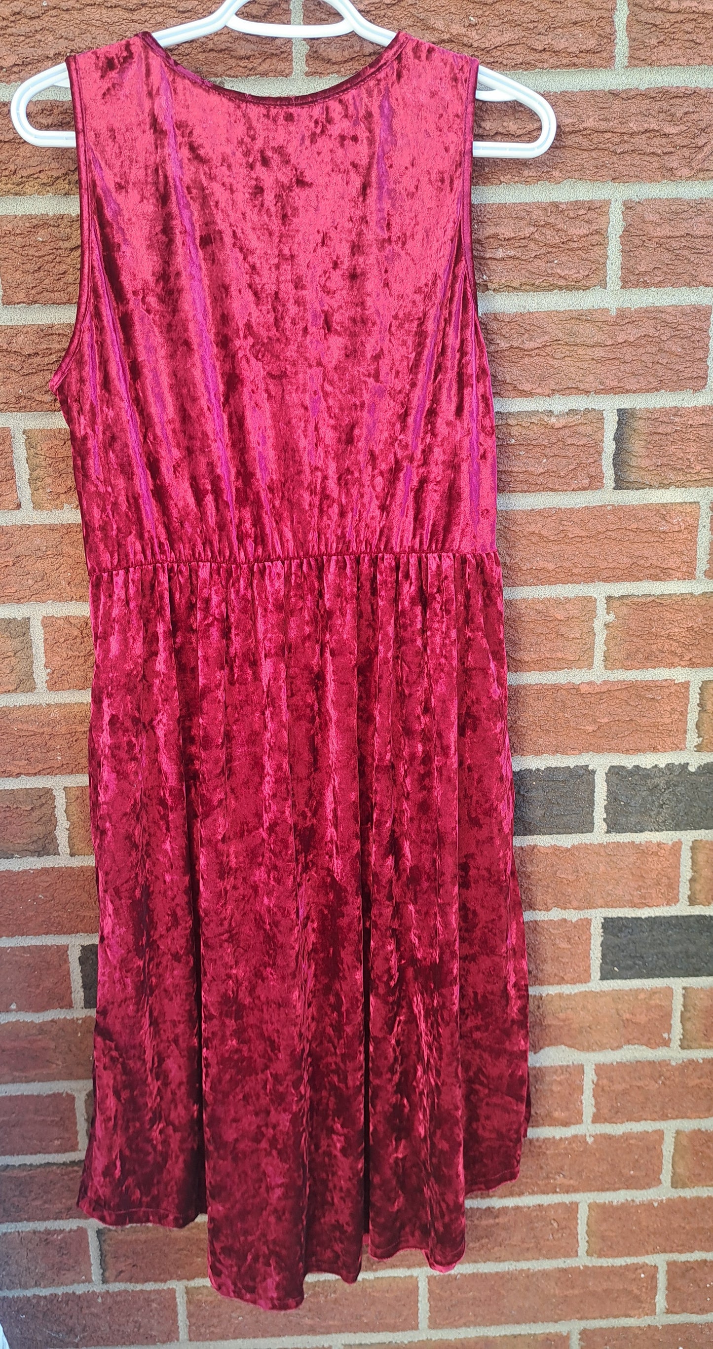 Robe rouge en velours sans manches