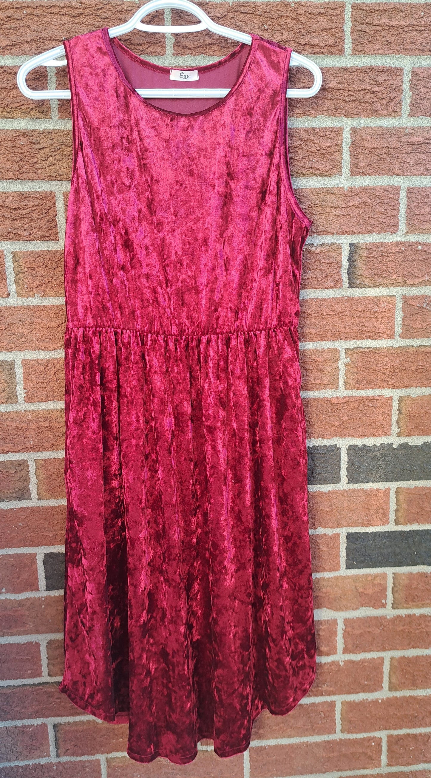 Robe rouge en velours sans manches