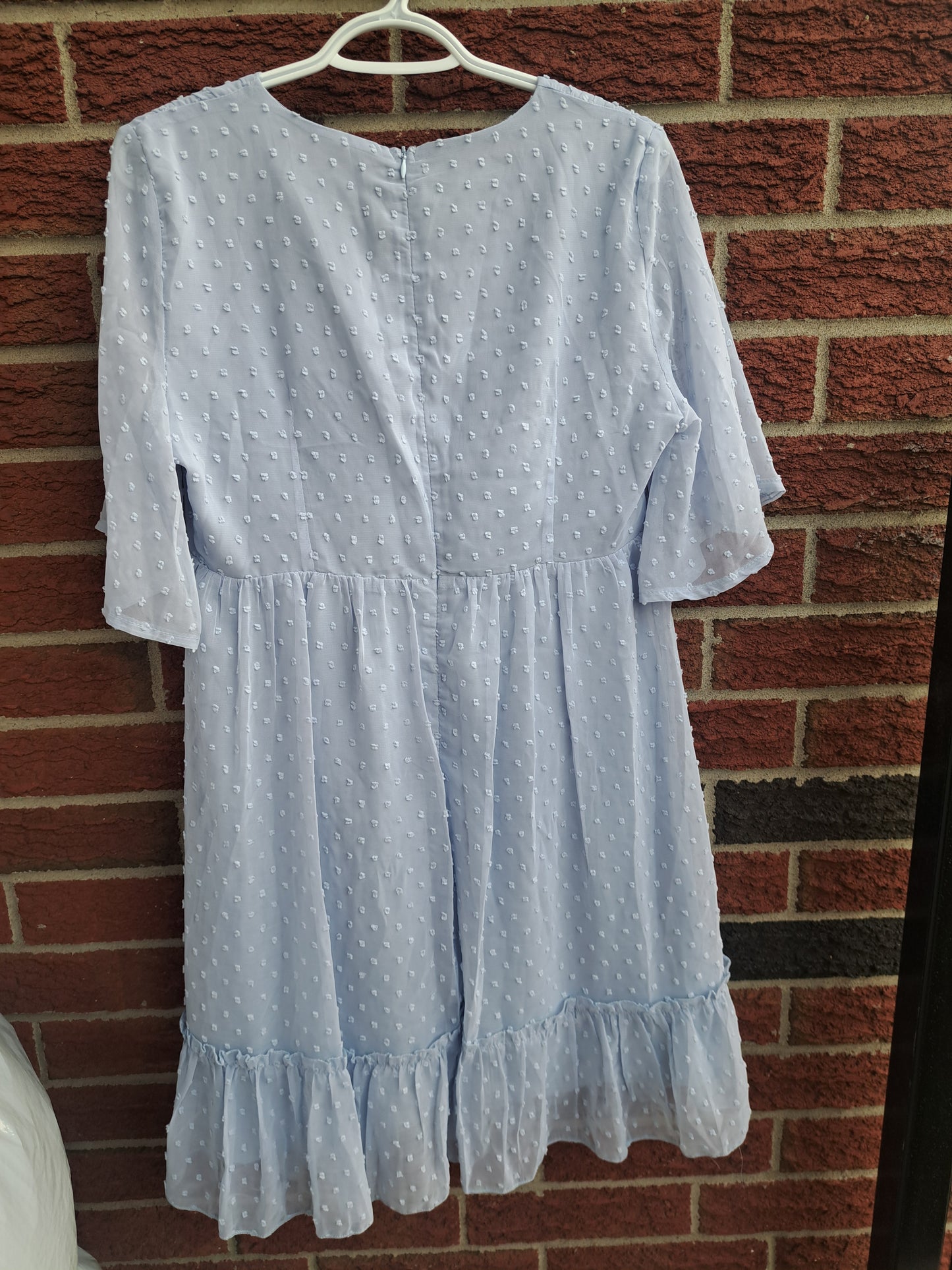 Robe bleue pâle à manches courtes avec points