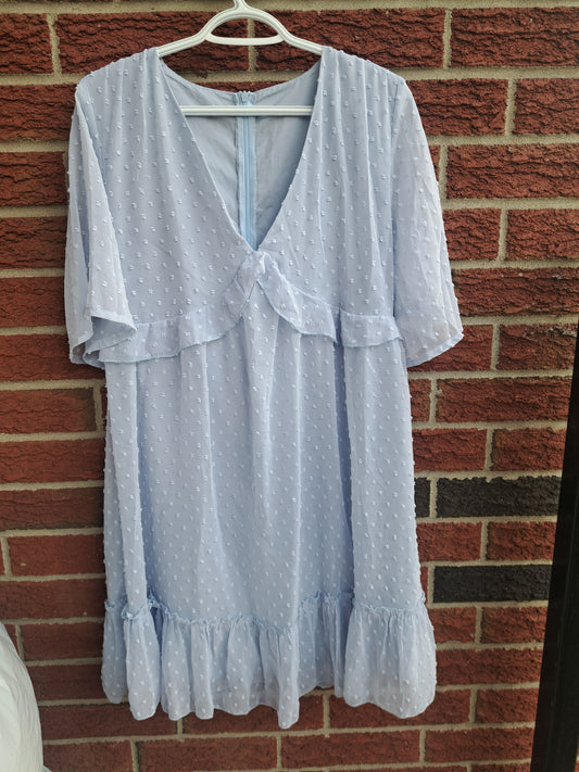 Robe bleue pâle à manches courtes avec points