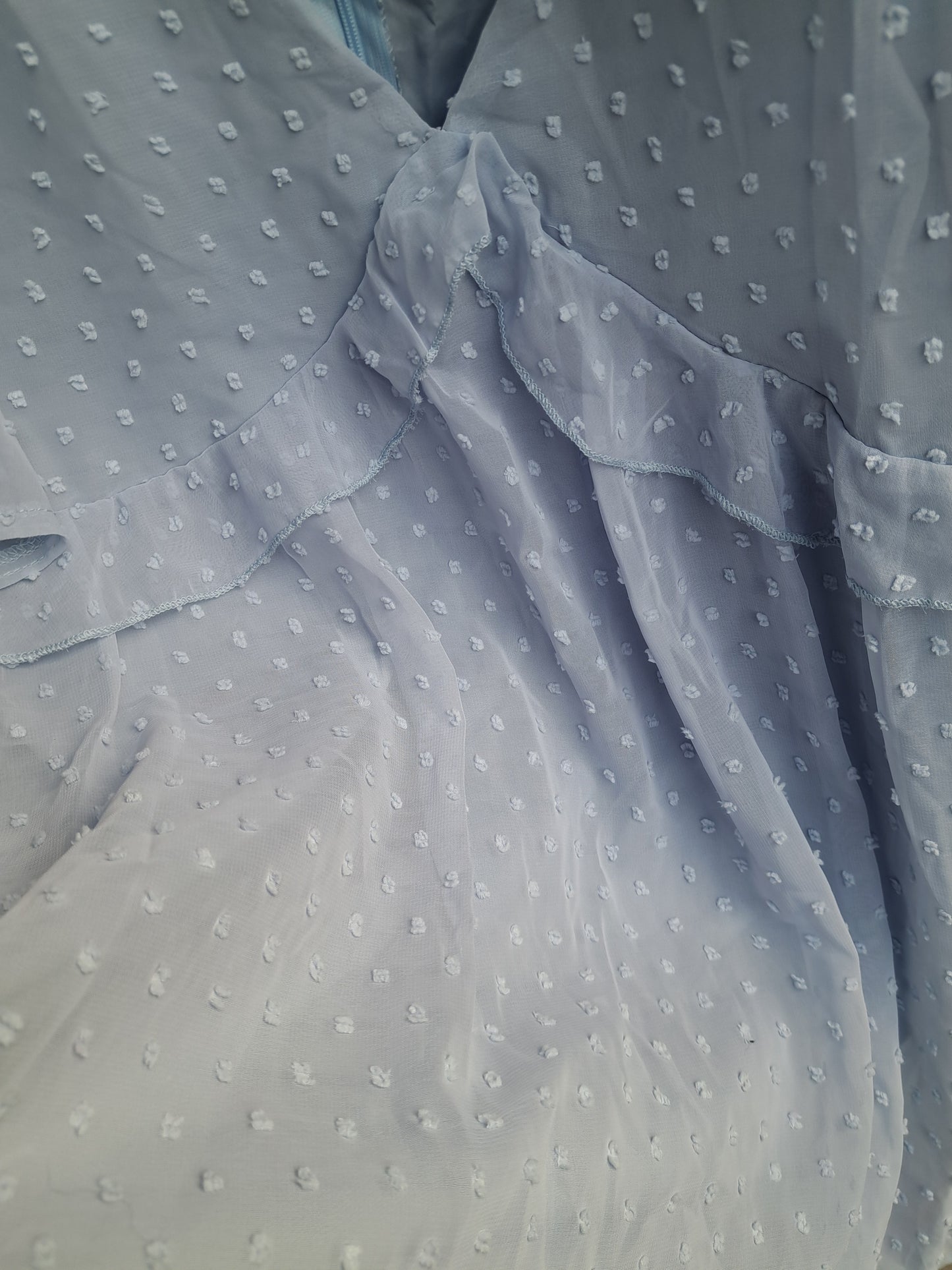 Robe bleue pâle à manches courtes avec points