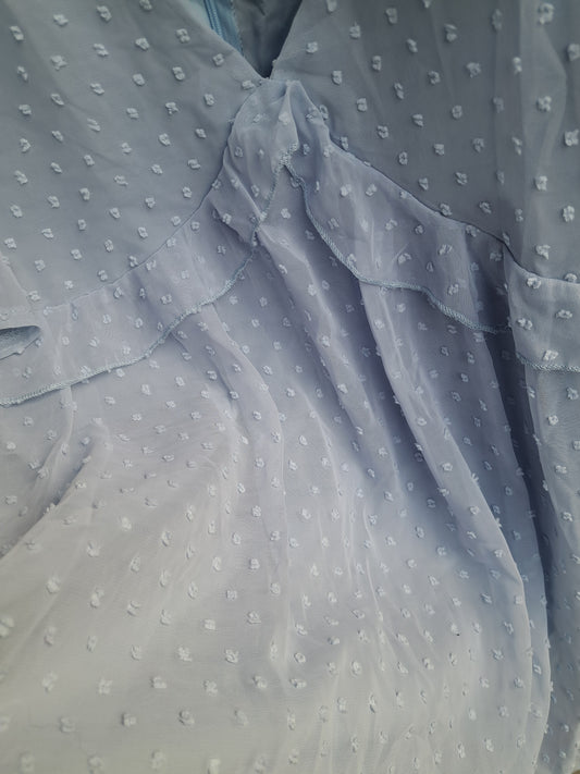 Robe bleue pâle à manches courtes avec points