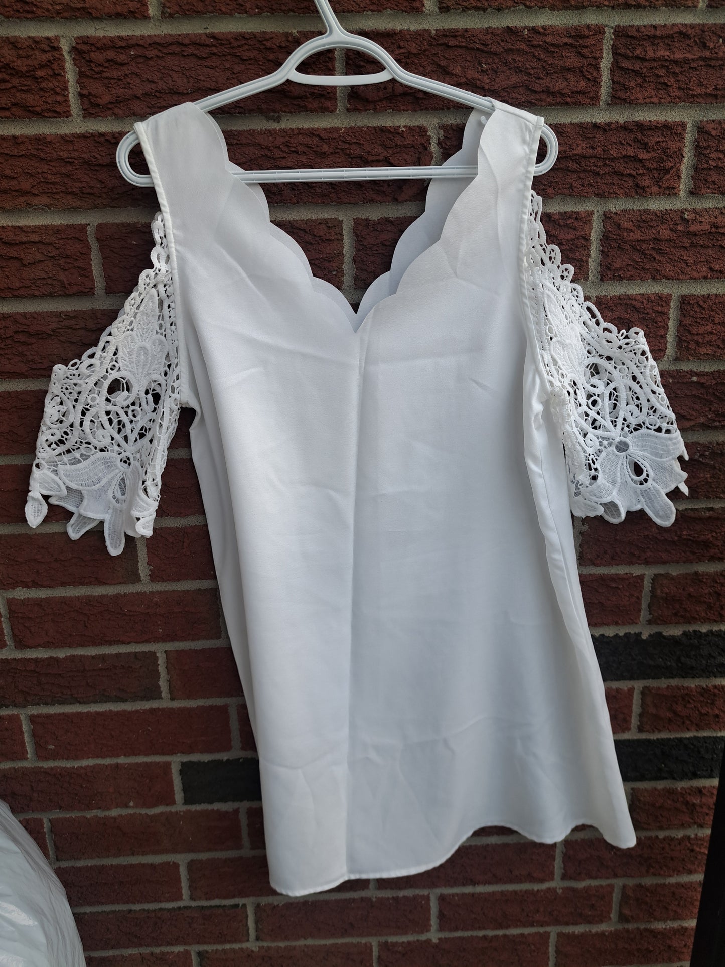 Robe blanche avec dentelle sans étiquettes
