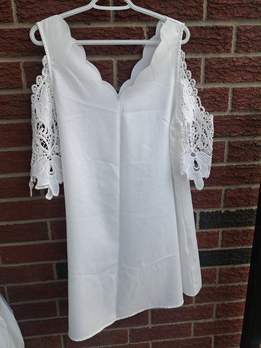 Robe blanche avec dentelle sans étiquettes