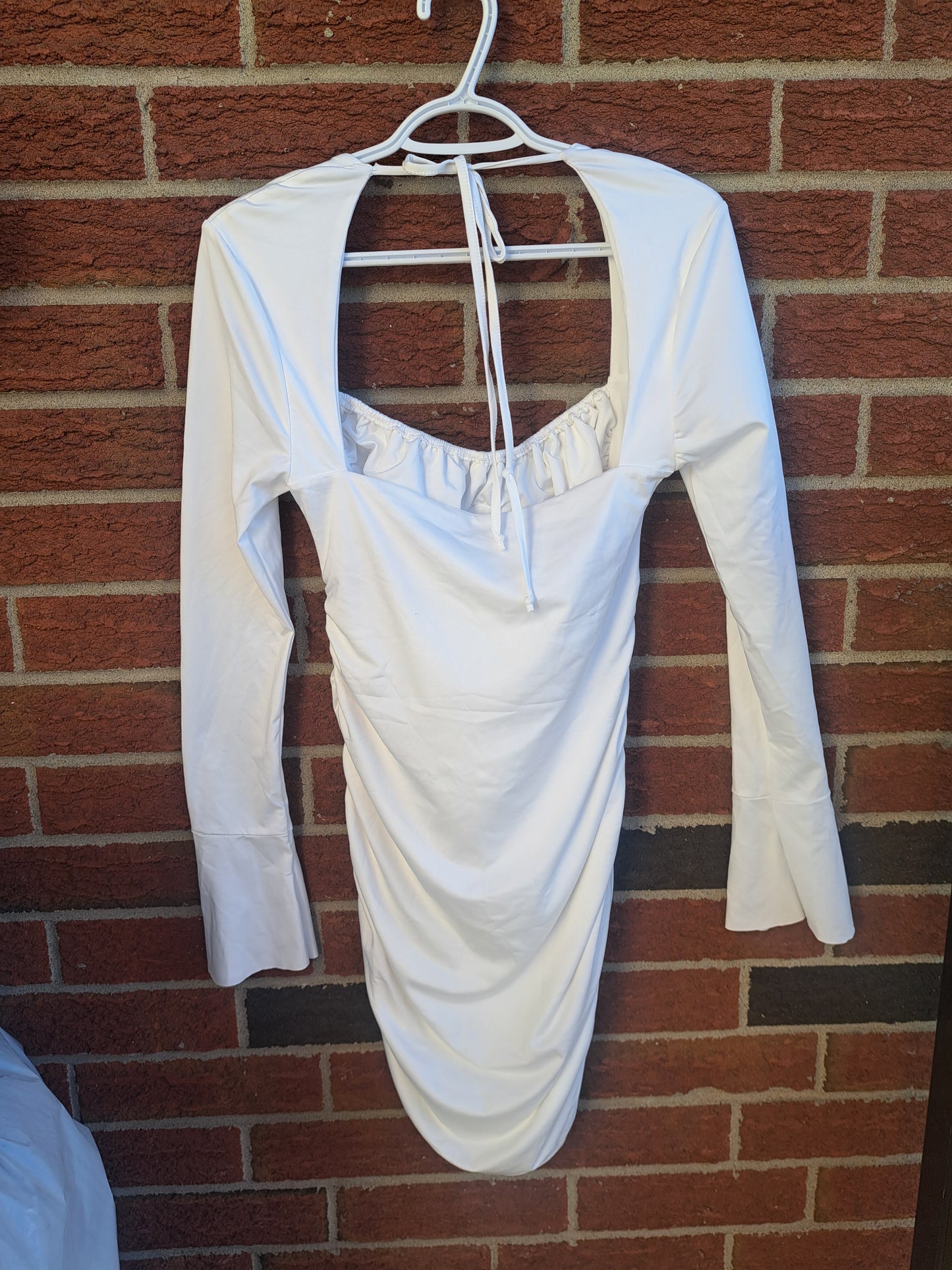 Robe blanche ouverte dans le dos à manches longues