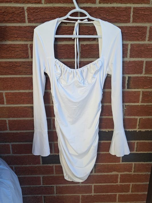 Robe blanche ouverte dans le dos à manches longues
