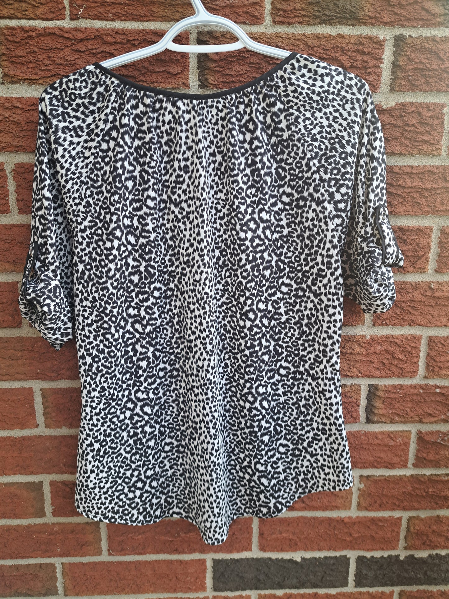 Chandail blanc et noir motifs léopards manches courtes