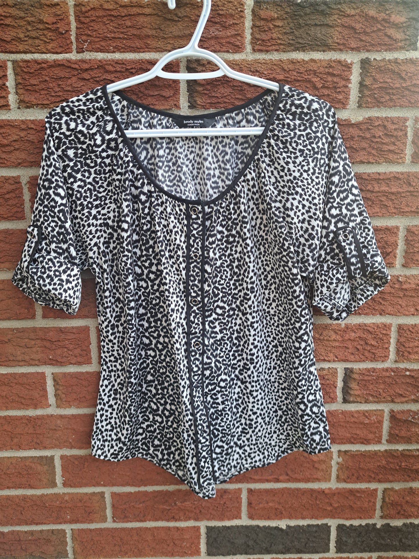 Chandail blanc et noir motifs léopards manches courtes