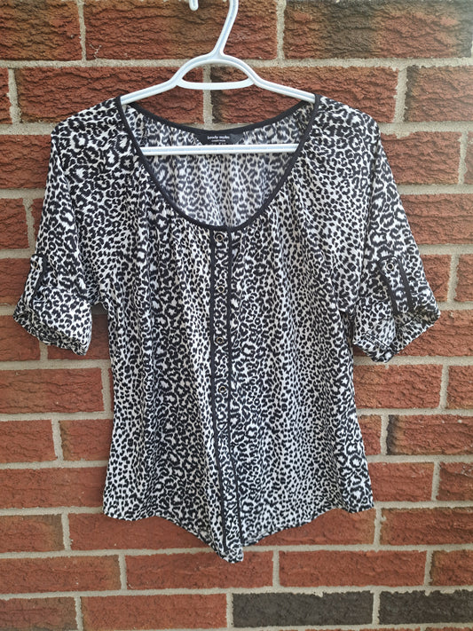 Chandail blanc et noir motifs léopards manches courtes