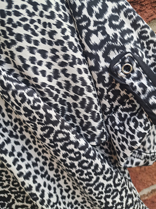 Chandail blanc et noir motifs léopards manches courtes