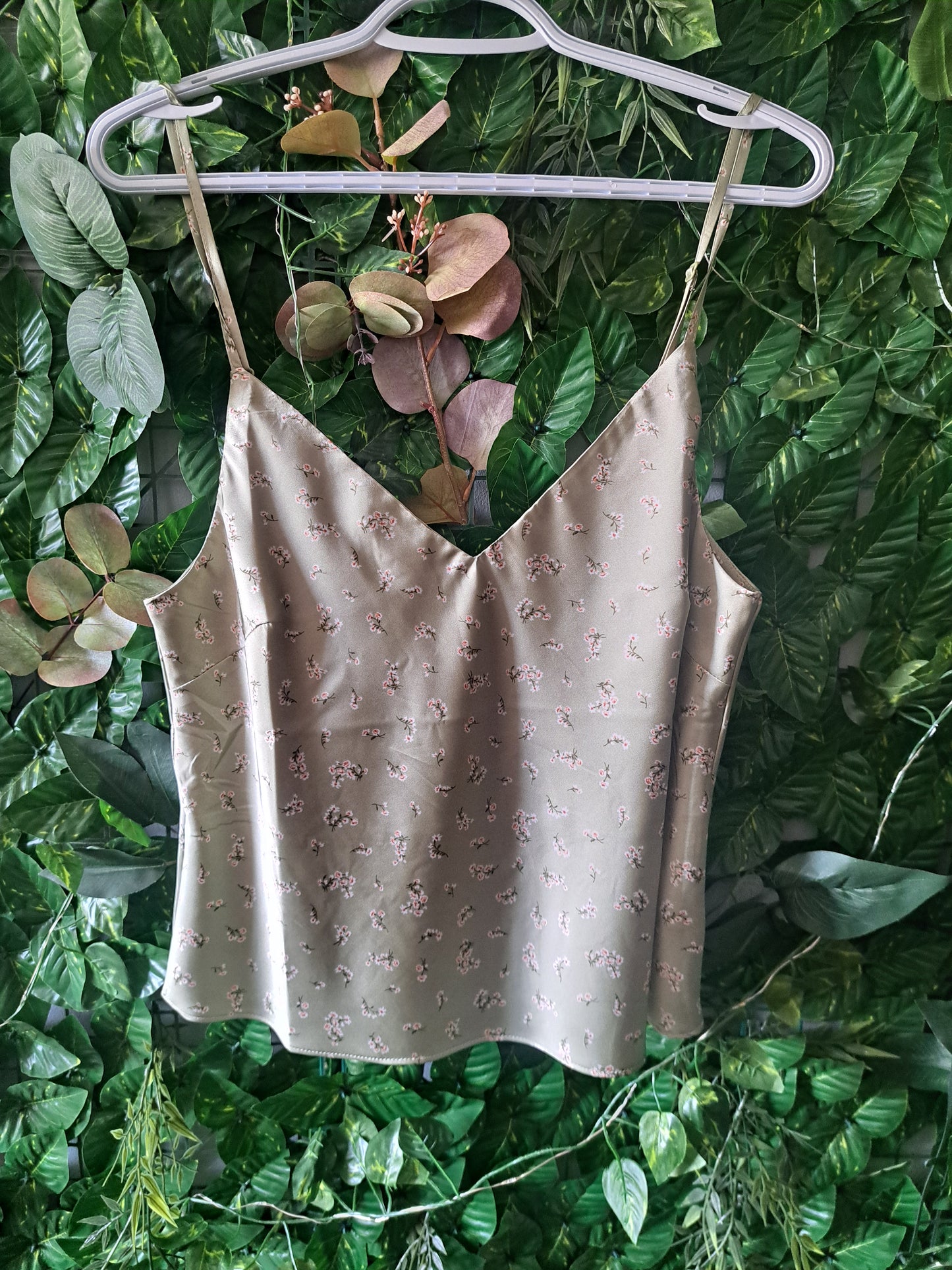Camisole satinée verte fleurie