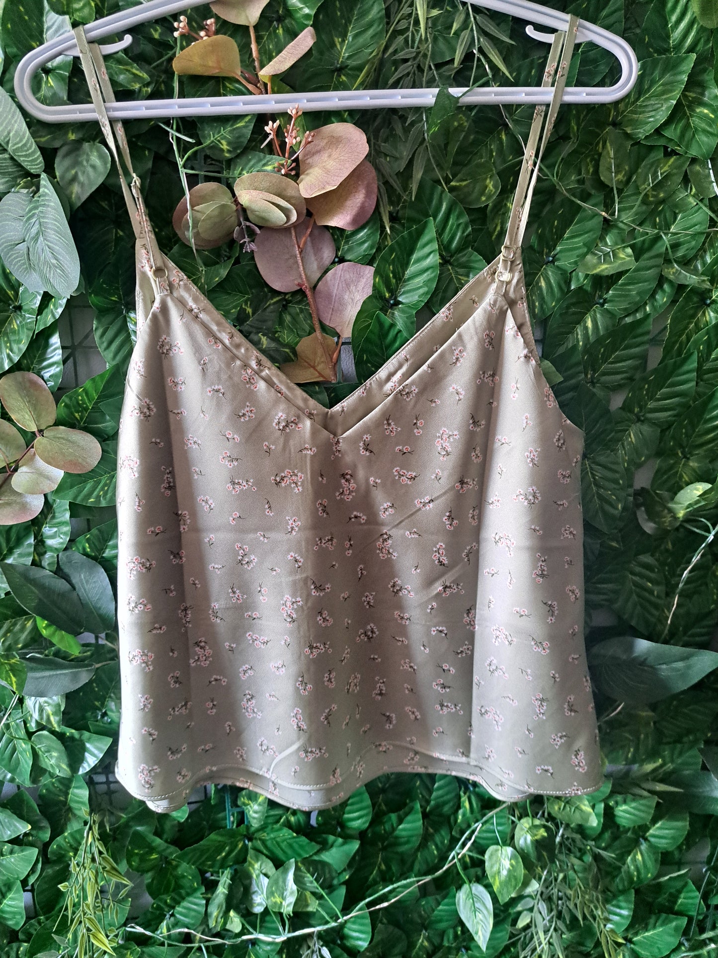 Camisole satinée verte fleurie