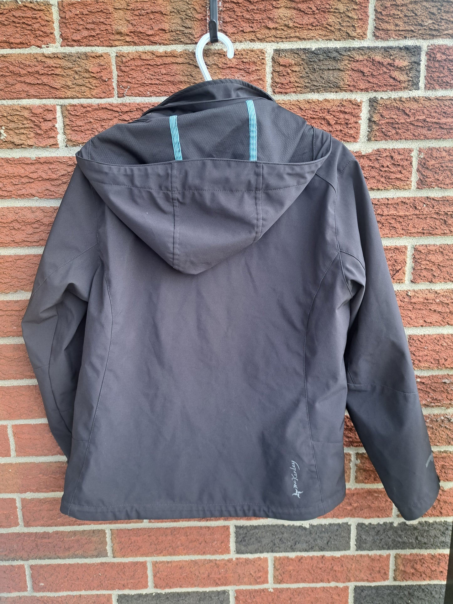 Manteau noir et bleu, possible de retirer le capuchon