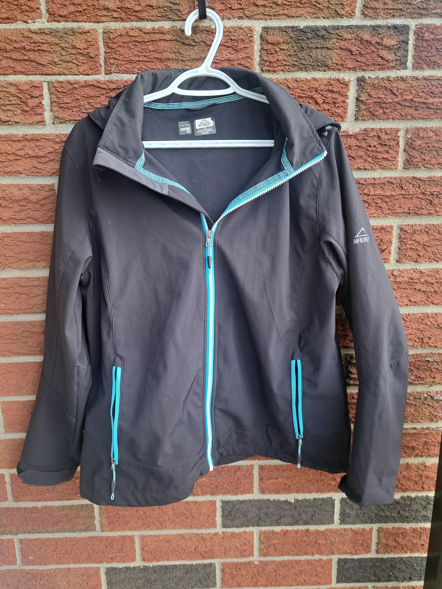 Manteau noir et bleu, possible de retirer le capuchon