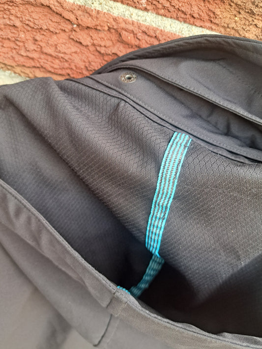 Manteau noir et bleu, possible de retirer le capuchon