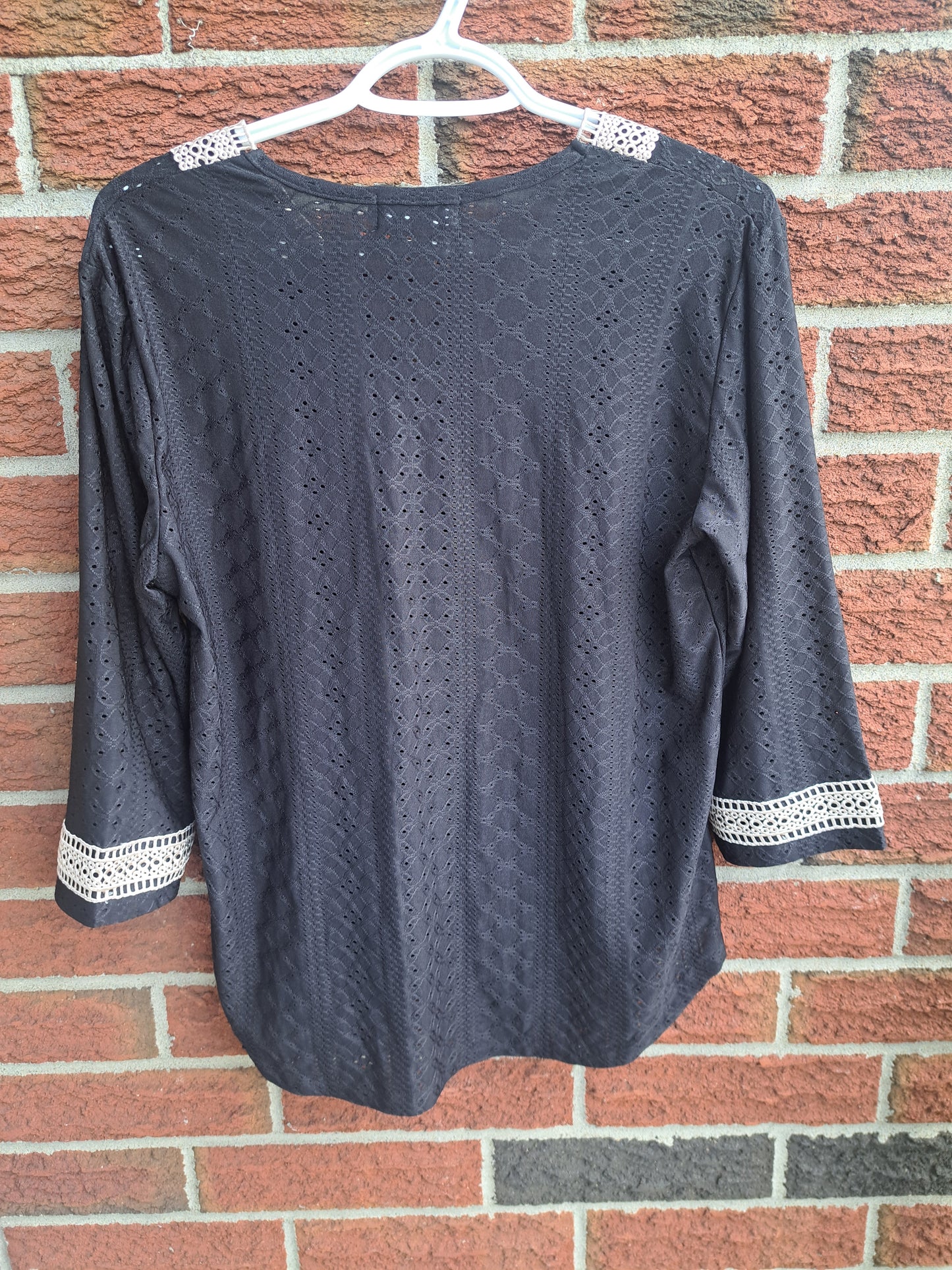 Chandail noir avec décolleté beige