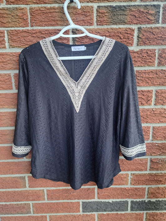 Chandail noir avec décolleté beige