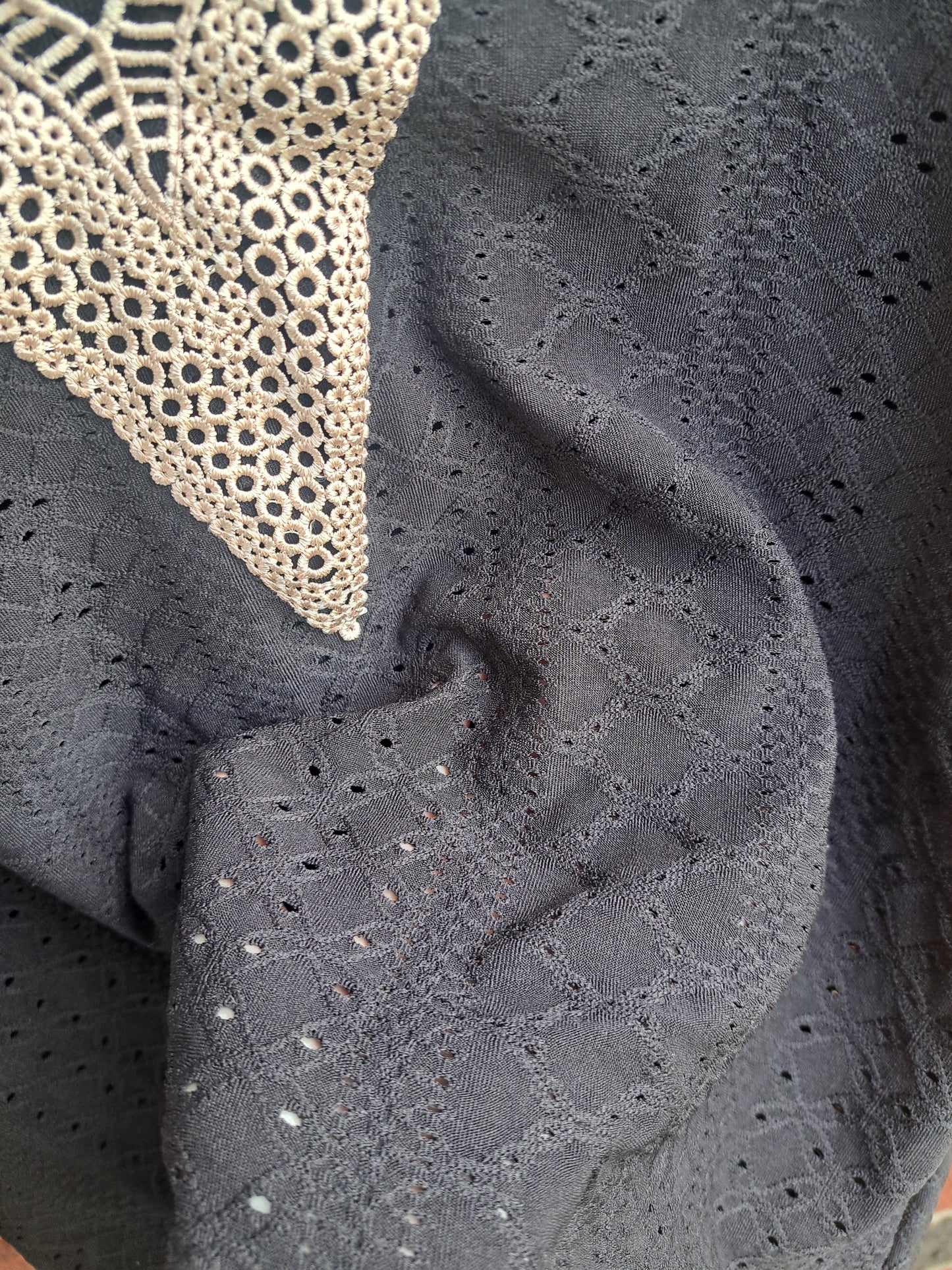 Chandail noir avec décolleté beige