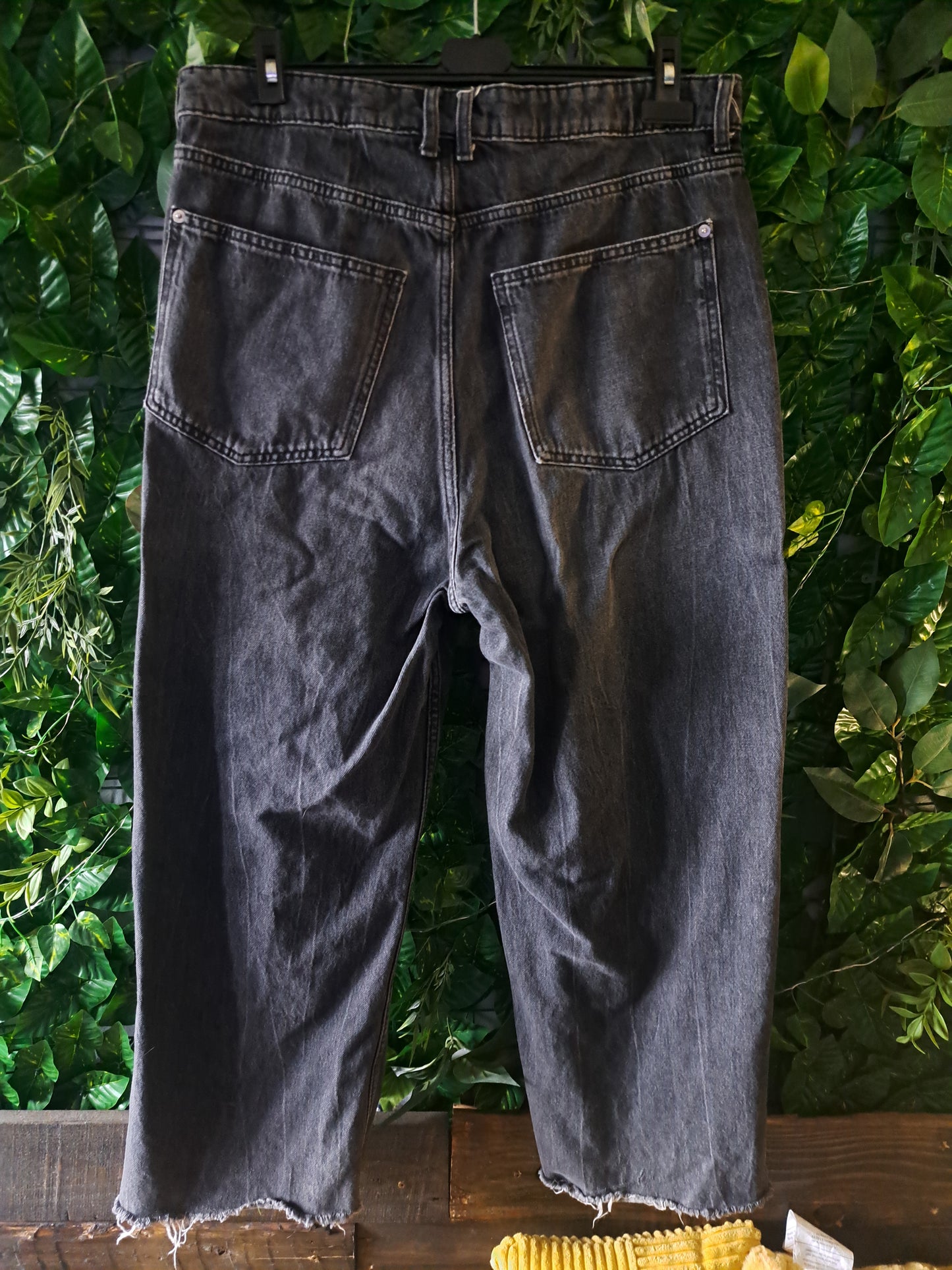 Jeans gris foncé avec trous